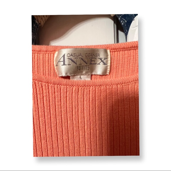 Sleeveless Crop Top - Picture 3 of 4